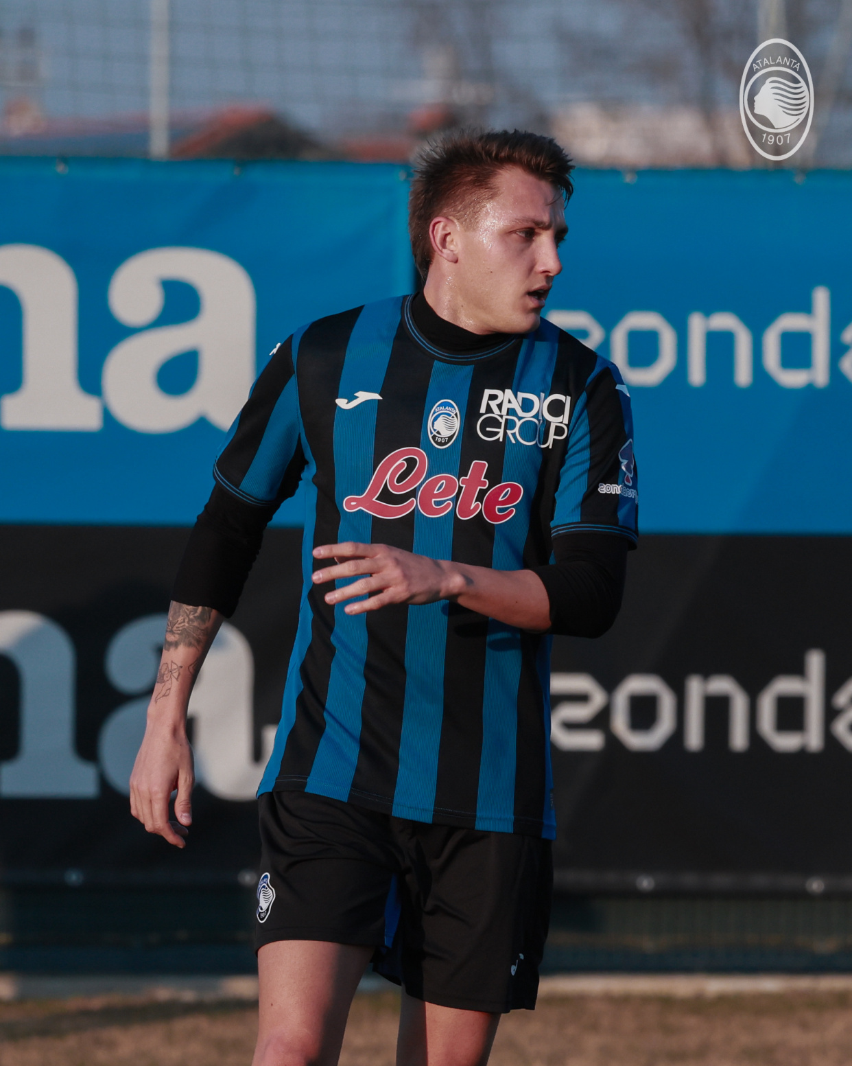 米兰平台 -赛后体能课后，AC米兰临场应变备战欧超杯，引发热议，更衣室氛围转暖(目前ac米兰的主教练是谁)